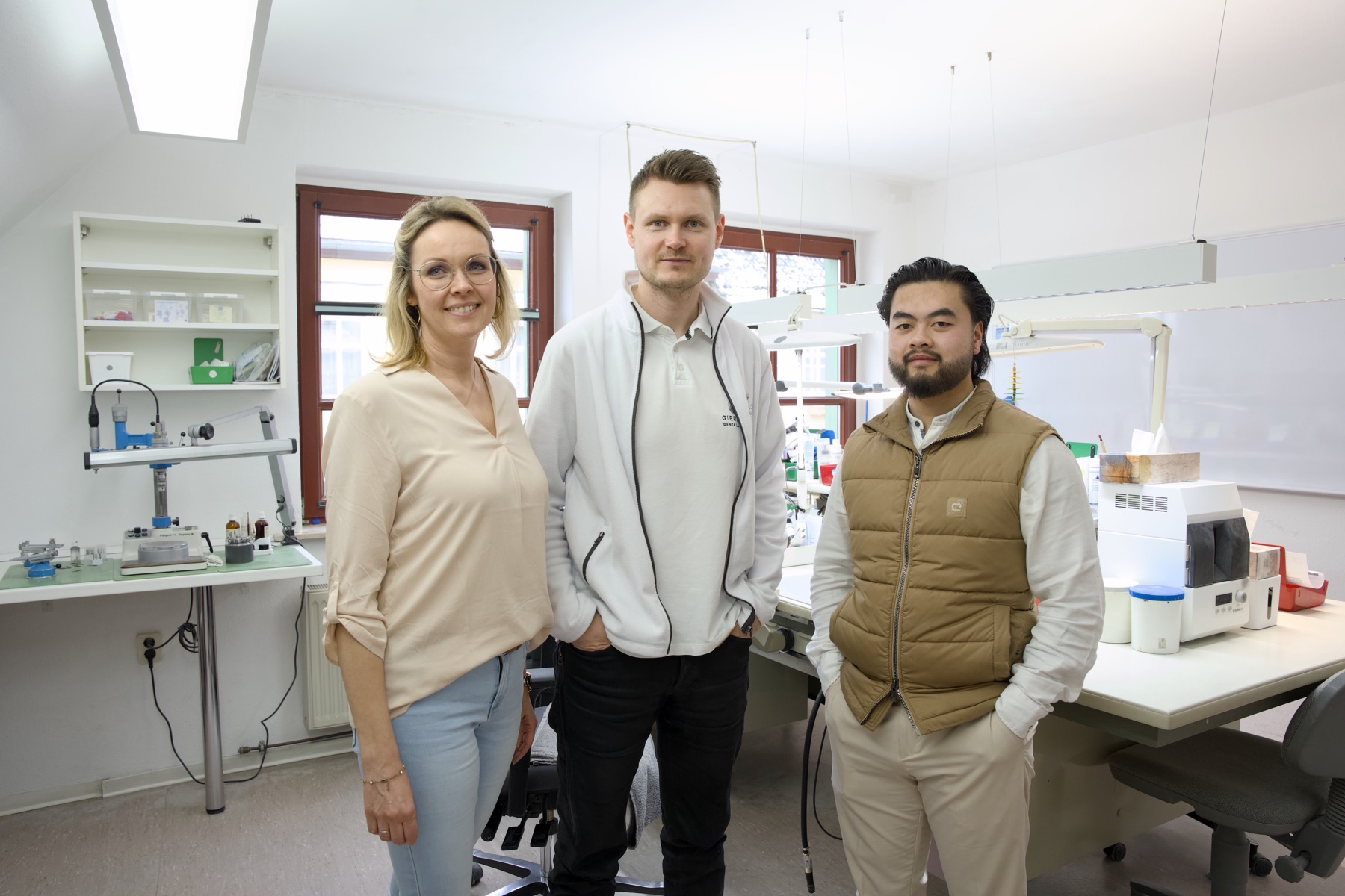 Lewi Hong mit zwei Partnern im Dentallabor