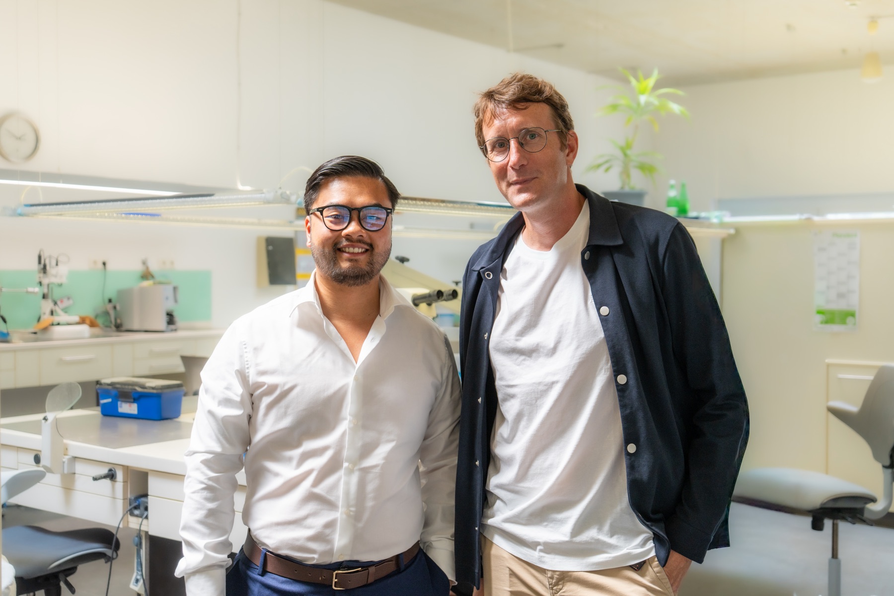 Lewi Hong mit einem Partner im Dentallabor